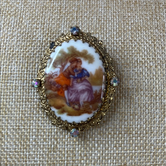 Vintage Cameo Brooch with Gold Detailing - Picture 2 of 5